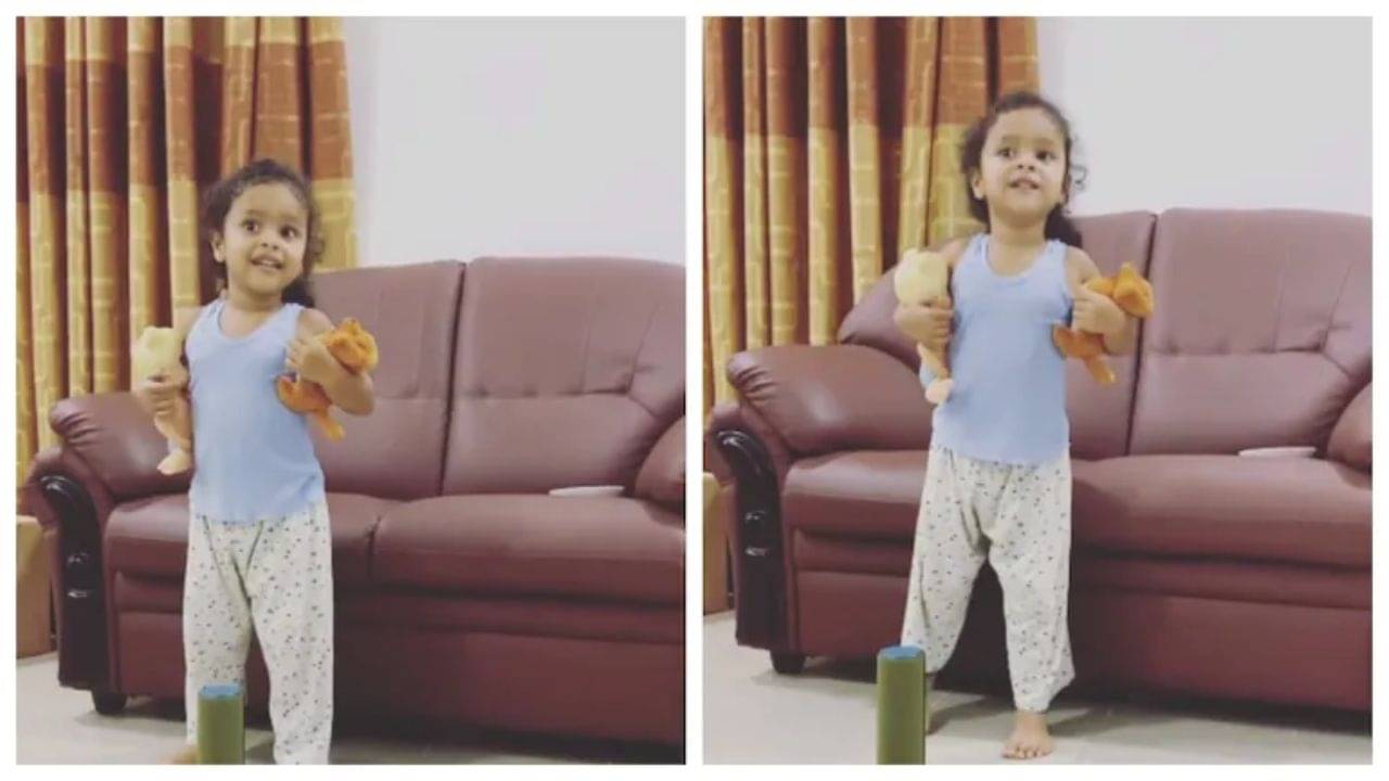 Viral Video: এবার মানি কে মাগে হিতে-এর গানে সুর মেলাল এক বাচ্চা মেয়ে, হাতে টেডি বিয়ার নিয়েই নেটপাড়া মাতালো সে...