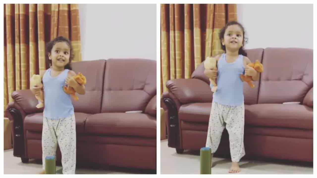 Viral Video: এবার 'মানি কে মাগে হিতে'-এর গানে সুর মেলাল এক বাচ্চা মেয়ে, হাতে টেডি বিয়ার নিয়েই নেটপাড়া মাতালো সে... Viral Video: এবার 'মানি কে মাগে হিতে'-এর গানে সুর মেলাল এক বাচ্চা মেয়ে, হাতে টেডি বিয়ার নিয়েই নেটপাড়া মাতালো সে...