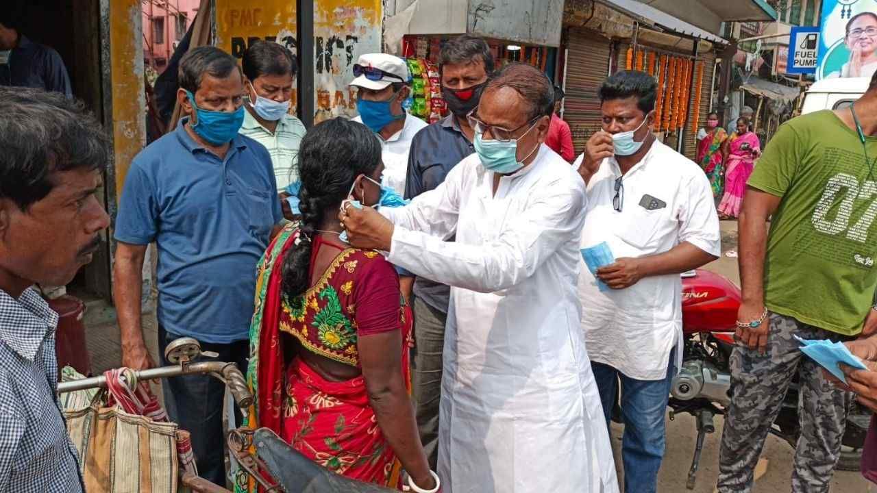 Arambag: পরিস্থিতি সামাল দিতে মাঠে নামলেন পুরপ্রশাসক, করোনা নিয়ে প্রচার করলেন সচেতনতা