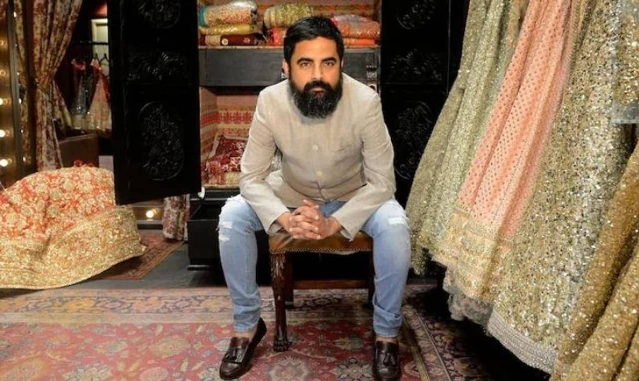 Sabyasachi: অন্তর্বাস না মঙ্গলসূত্র? নয়া ফটোশ্যুট ঘিরে ফের ট্রোলের শিকার ডিজাইনার সব্যসাচী!