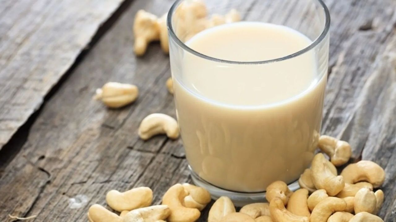 Cashew Milk Recipe: ভাল ঘুমের অব্যর্থ ওষুধ এই কাজুর দুধ, কিন্তু বানাবেন কীভাবে? জেনে নিন রেসিপি...