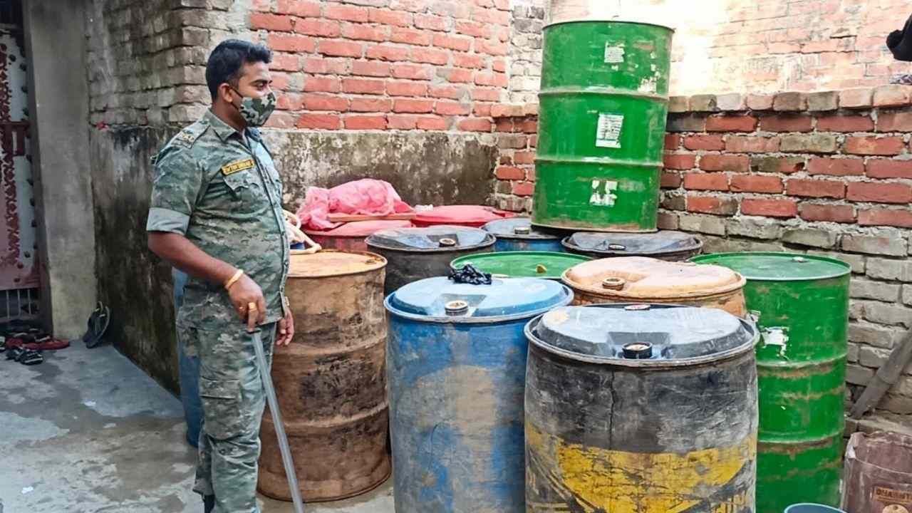 Balurghat: বাজেয়াপ্ত বেআইনি কেরোসিন তেল, বালুরঘাটে পুলিশি তল্লাশিতে গ্রেফতার ১