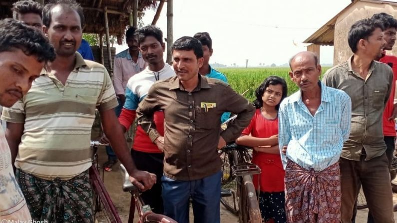 পশ্চিম মেদিনীপুর জেলার চন্দ্রকোনা লক্ষ্মীপুর গ্রাম পঞ্চায়েতের জগন্নাথপুর এলাকায় উদ্ধার হয় সাপদুটি।  জানা যায়, জগন্নাথপুর এলাকার বিশ্বনাথ দিগারের বাড়িতে প্রায় ৬ ফুট লম্বা একটি গোখরো ও একটি খরিশ সাপ দেখতে পায় লোকজন। এদিকে, বাড়ির মধ্যে বিষধর সাপ দেখতে পেয়ে আতঙ্কিত পড়েন তাঁরা।