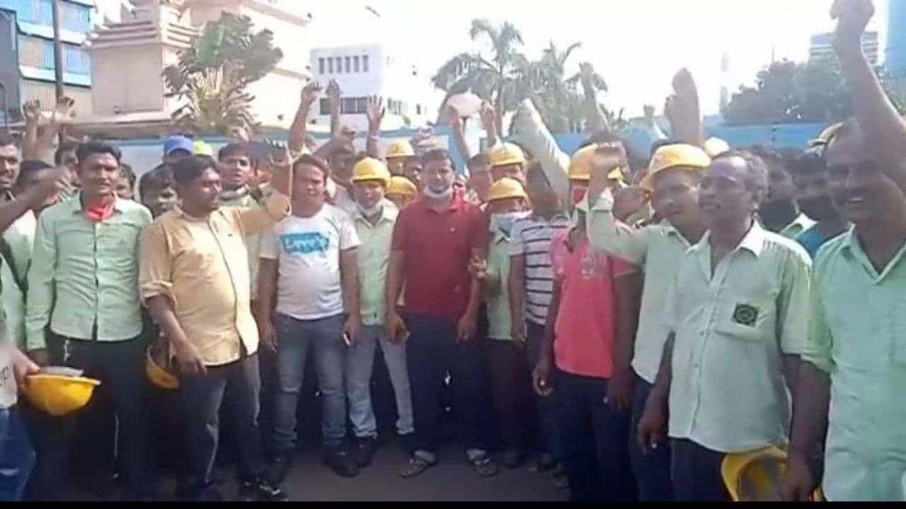 Haldia: 'পুজোয় বোনাস না পেলে চলবে কি করে?' বিক্ষোভে সামিল শ্রমিকরা Haldia: 'পুজোয় বোনাস না পেলে চলবে কি করে?' বিক্ষোভে সামিল শ্রমিকরা