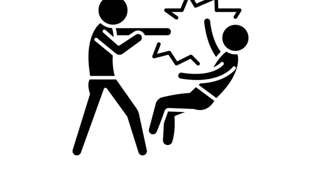 Viral Video: প্রধান শিক্ষকের চেয়ার নিয়ে কাড়াকাড়ি, হাতাহাতিতে জড়ালেন দুই ব্যক্তি