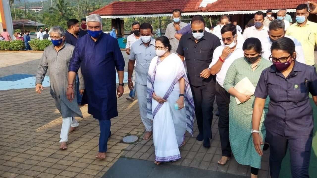 Mamata in Goa: বাংলায় আমার বিরুদ্ধে লড়াই করেছে কংগ্রেস, আমি কি তাকে ফুলের মালা পরাব? কংগ্রেসের বিরুদ্ধে চড়া সুর মমতার