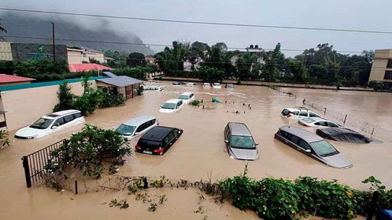 Uttarakhand: মেঘ ভেঙে বৃষ্টি নৈনিতালে, ধ্বংসাবশেষের নীচে আটকে মানুষ Uttarakhand: মেঘ ভেঙে বৃষ্টি নৈনিতালে, ধ্বংসাবশেষের নীচে আটকে মানুষ
