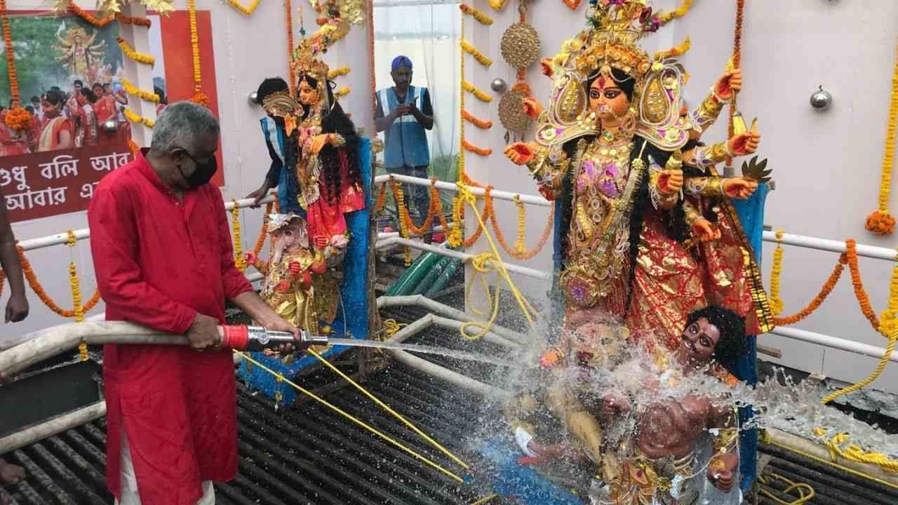 Durga Puja 2021: বিসর্জনে নজির কলকাতা পুরসভার; জলে পড়ল না প্রতিমা, তবু নিরঞ্জন