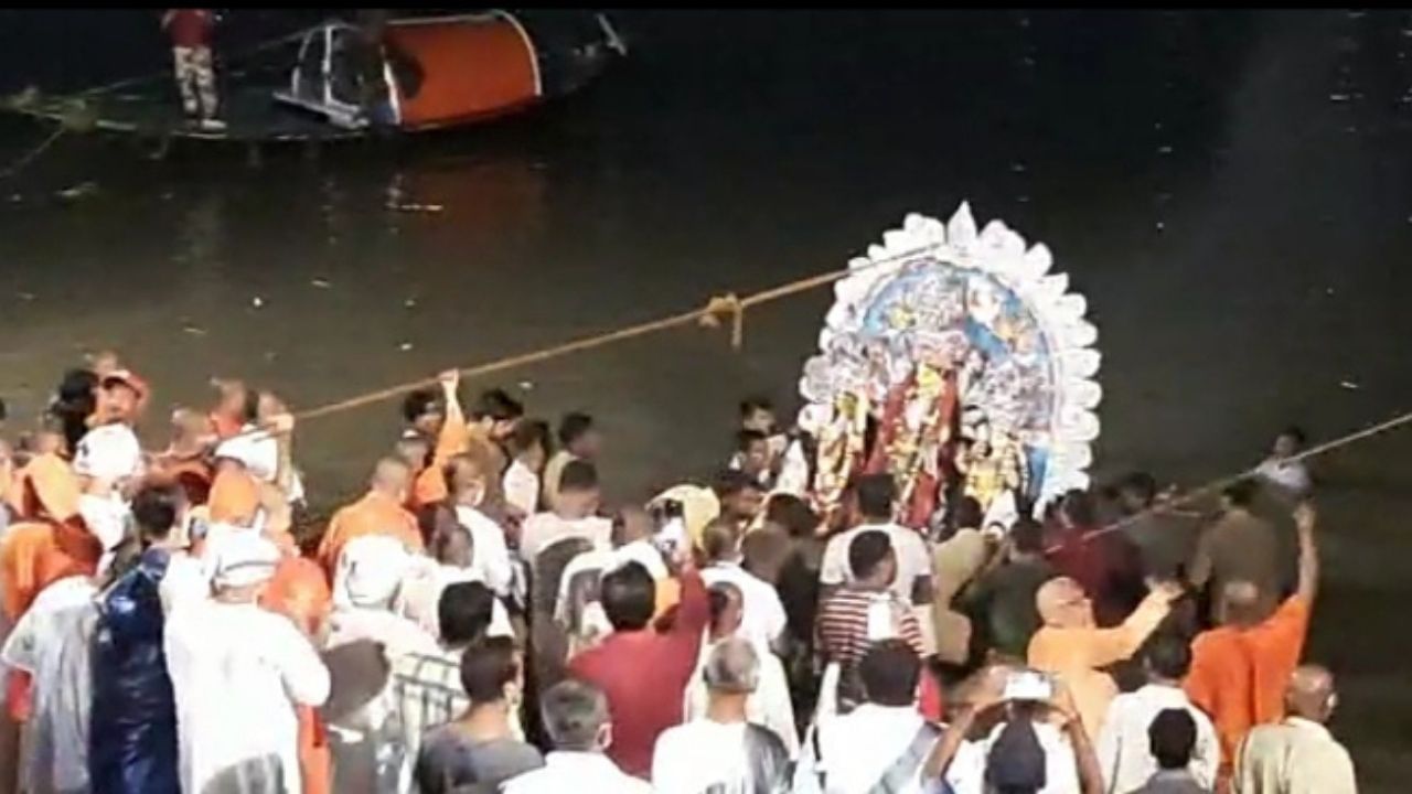 Durga Puja 2021: করোনা পরিস্থিতিতে দর্শক শূন্য বেলুড়মঠে মা দুর্গার নিরঞ্জন..