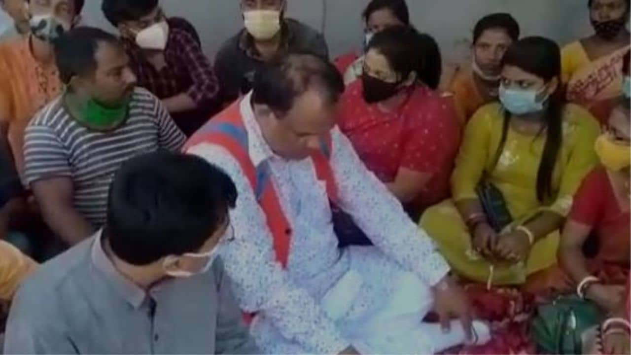 Alipurduar: ১৬ দিনে পড়ল আন্দোলন! চাকরির স্থায়ীকরণের দাবিতে অনড় করোনা যোদ্ধারা