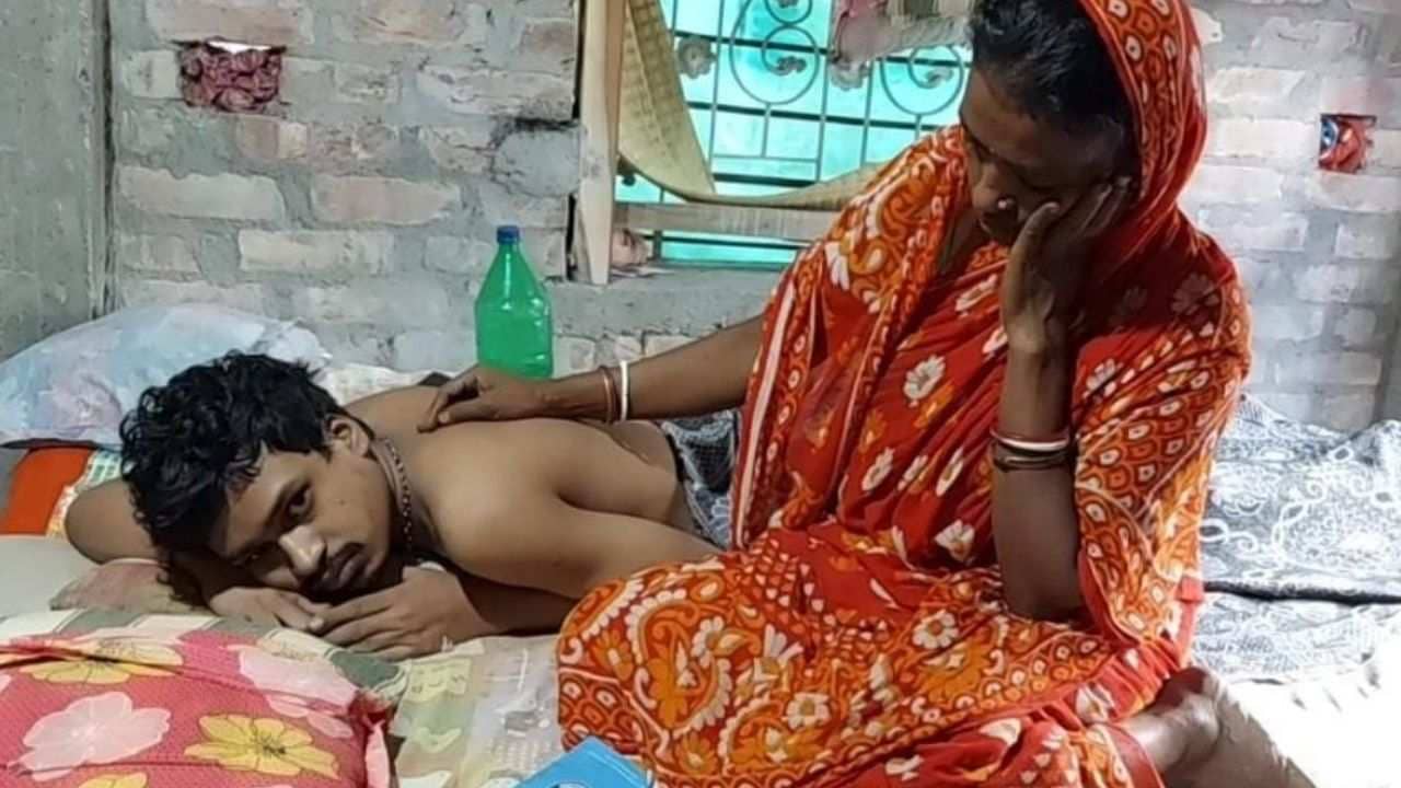 Kolaghat: খরচ ৩ লক্ষ টাকা! ছেলের চিকিৎসায় কাজেই লাগল না ৫ লক্ষের স্বাস্থ্যসাথী কার্ড