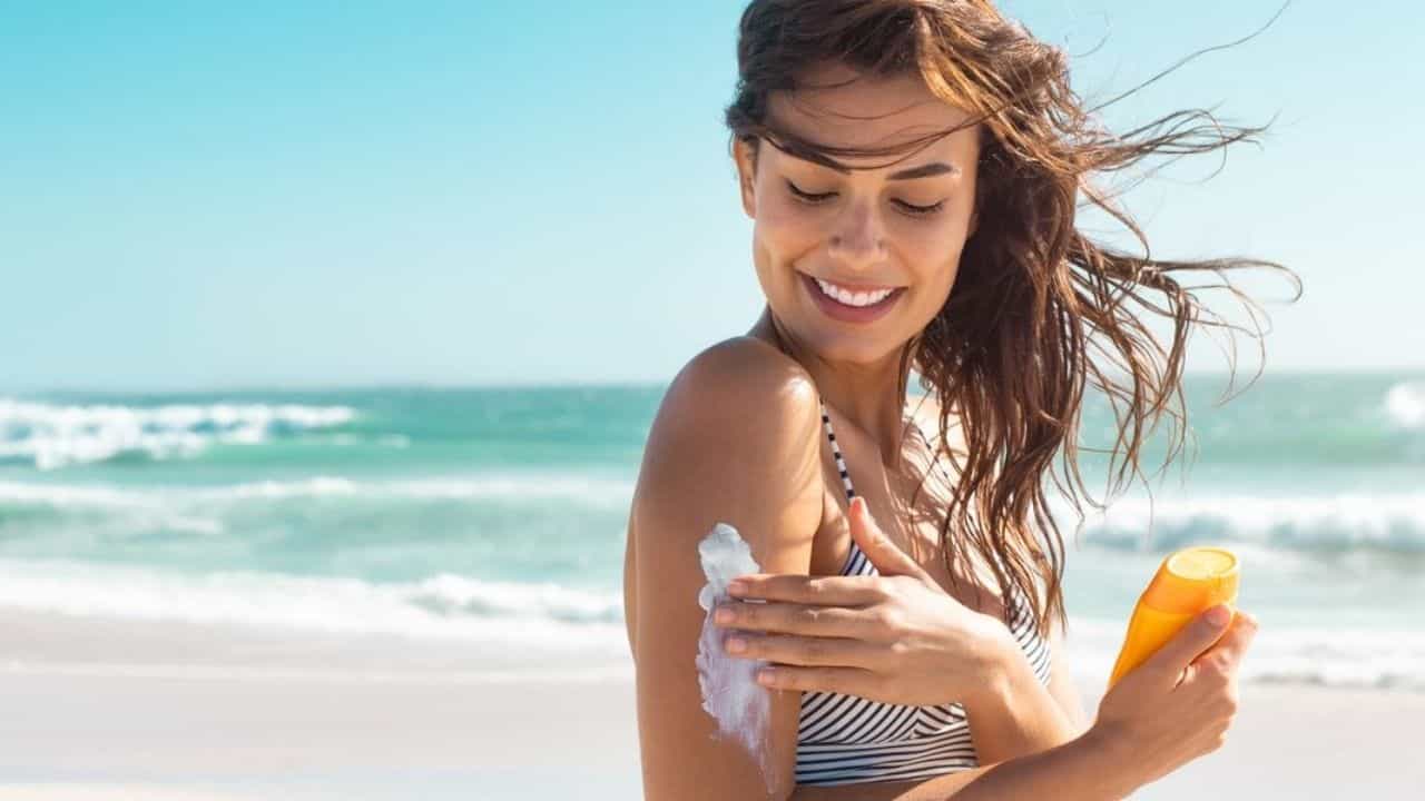Sunscreen: সানস্ক্রিনের ব্যবহার অত্যন্ত জরুরি...কিন্তু সানস্ক্রিন মাখার ক্ষেত্রে কিছু বিধি নিষেধ মেনে চলতে হবে! Sunscreen: সানস্ক্রিনের ব্যবহার অত্যন্ত জরুরি...কিন্তু সানস্ক্রিন মাখার ক্ষেত্রে কিছু বিধি নিষেধ মেনে চলতে হবে!