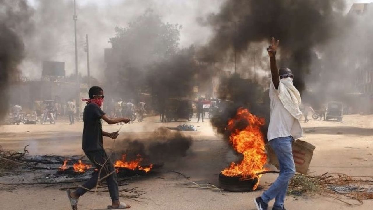 সোমবার, সুদানের (Sudan) সেনাবাহিনীর সর্বোচ্চ জেনারেল সেদেশের সরকার ভেঙে দেওয়ার কথা জানিয়েছেন। তিনি ঘোষণা করেছেন, সেনা বাহিনী সুদানের ভারপ্রাপ্ত প্রধানমন্ত্রী সহ অন্যান্য কর্মকর্তাদের গ্রেফতার করবেন। তারপর থেকেই সেনা বাহিনী সেদেশের শাসনভার নিজেদের কাঁধে তুলে নেবে। এই সিদ্ধান্তের প্রতিবাদে রাস্তায় নেমেছে হাজার হাজার সুদানের নাগরিক। সব মিলিয়ে সুদানের পরিস্থিতি বেশ উত্তপ্ত। ছবি: পিটিআই