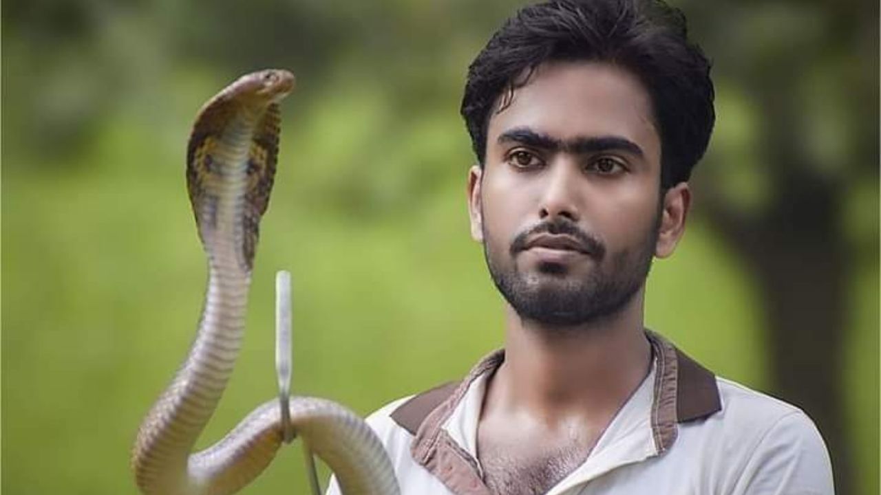 Snake saver: এলাকায় 'স্নেক সেভার' হিসেবে পরিচিত ছিলেন! সেই সাপই কেড়ে নিল প্রাণ