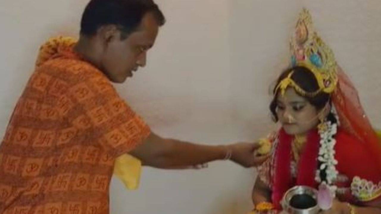 Laxmi Puja: মাটির প্রতিমা নয়! নিজের মেয়েকেই লক্ষ্মীরূপে পুজো অফিসার দম্পতির