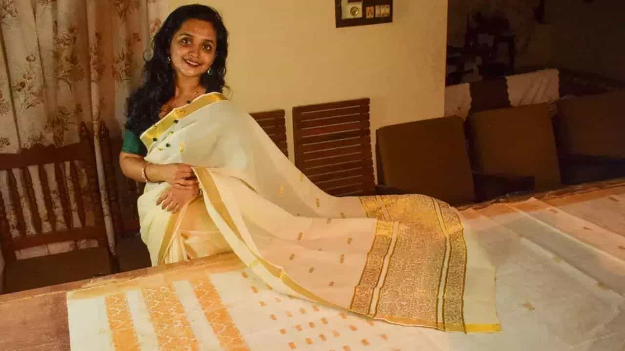 Edible Saree: এই শাড়ি শুধু পরাই যাবে না, প্রয়োজনে খেতেও পারবেন! এমনই শাড়ি বানালেন কেরলের এক শিল্পী... Edible Saree: এই শাড়ি শুধু পরাই যাবে না, প্রয়োজনে খেতেও পারবেন! এমনই শাড়ি বানালেন কেরলের এক শিল্পী...