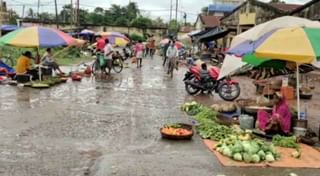 West Medinipur: নষ্ট হচ্ছে পরিবেশ! লাঠি হাতে একজোট হয়ে চোলাই মদের কারবারিদের পুলিশের হাতে তুলে দিলেন মহিলারা