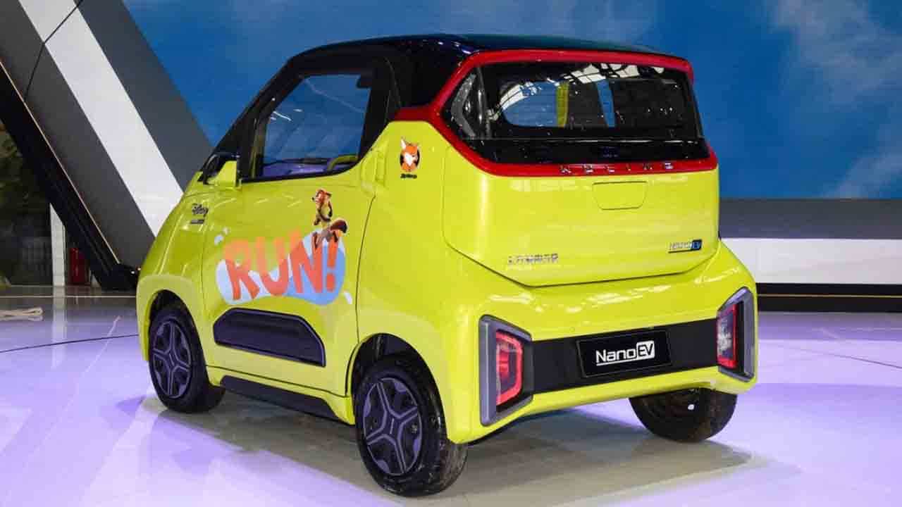 Wuling Nano EV: এই ন্যানো ইলেকট্রিক গাড়ির দাম নাকি মারুতি অল্টোর থেকেও কম!