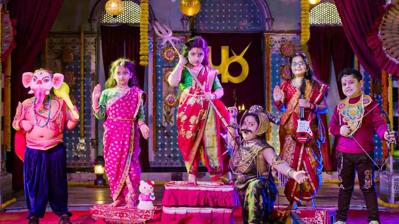 Durga Puja 2021: ক্রেজি কার্তিক, সুপার সরস্বতী, গোলগাল গণেশ, লাকি লক্ষ্মীকে নিয়ে আসছে ‘ইয়ো দেবী’ Durga Puja 2021: ক্রেজি কার্তিক, সুপার সরস্বতী, গোলগাল গণেশ, লাকি লক্ষ্মীকে নিয়ে আসছে ‘ইয়ো দেবী’