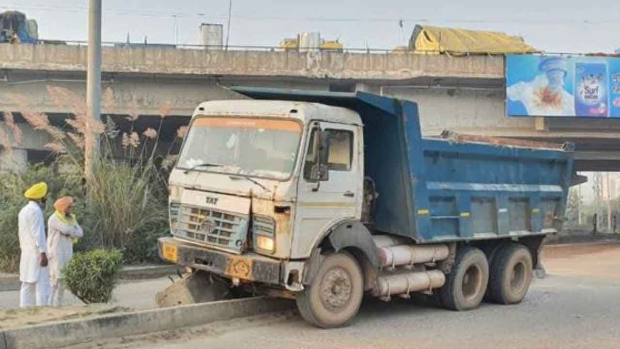 Road Accident: রিক্সার অপেক্ষায় রাস্তার ধারে বসেছিলেন, দ্রুতগতিতে ট্রাক এসে থেঁতলে দিল তিন মহিলা কৃষককেই!