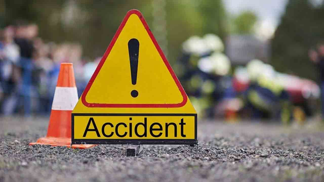 Road Accident: ক্রেন দিয়ে টেনে বের করা হচ্ছে মৃতদেহ! সকালবেলাই ভয়ঙ্কর পথদুর্ঘটনা