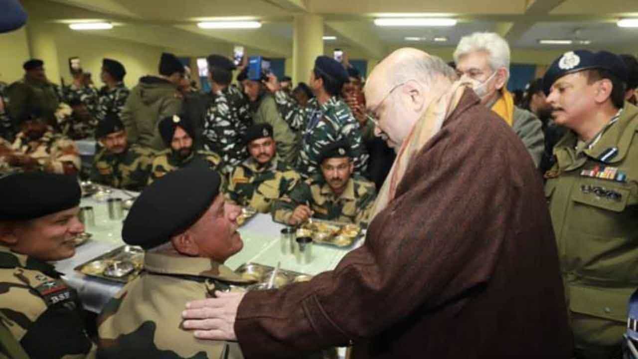 Amit Shah: পুলওয়ামার সিআরপিএফ ক্যাম্পে রাত কাটালেন স্বরাষ্ট্রমন্ত্রী, বললেন প্রধানমন্ত্রীর বিশেষ স্বপ্নের কথা Amit Shah: পুলওয়ামার সিআরপিএফ ক্যাম্পে রাত কাটালেন স্বরাষ্ট্রমন্ত্রী, বললেন প্রধানমন্ত্রীর বিশেষ স্বপ্নের কথা