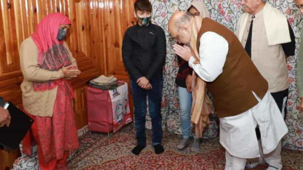 Amit Shah: 'ওনাদের আত্মবলিদান ভোলার নয়', শহিদ পুলিশকর্মীর স্ত্রীকে চাকরির প্রতিশ্রুতি স্বরাষ্ট্রমন্ত্রীর Amit Shah: 'ওনাদের আত্মবলিদান ভোলার নয়', শহিদ পুলিশকর্মীর স্ত্রীকে চাকরির প্রতিশ্রুতি স্বরাষ্ট্রমন্ত্রীর