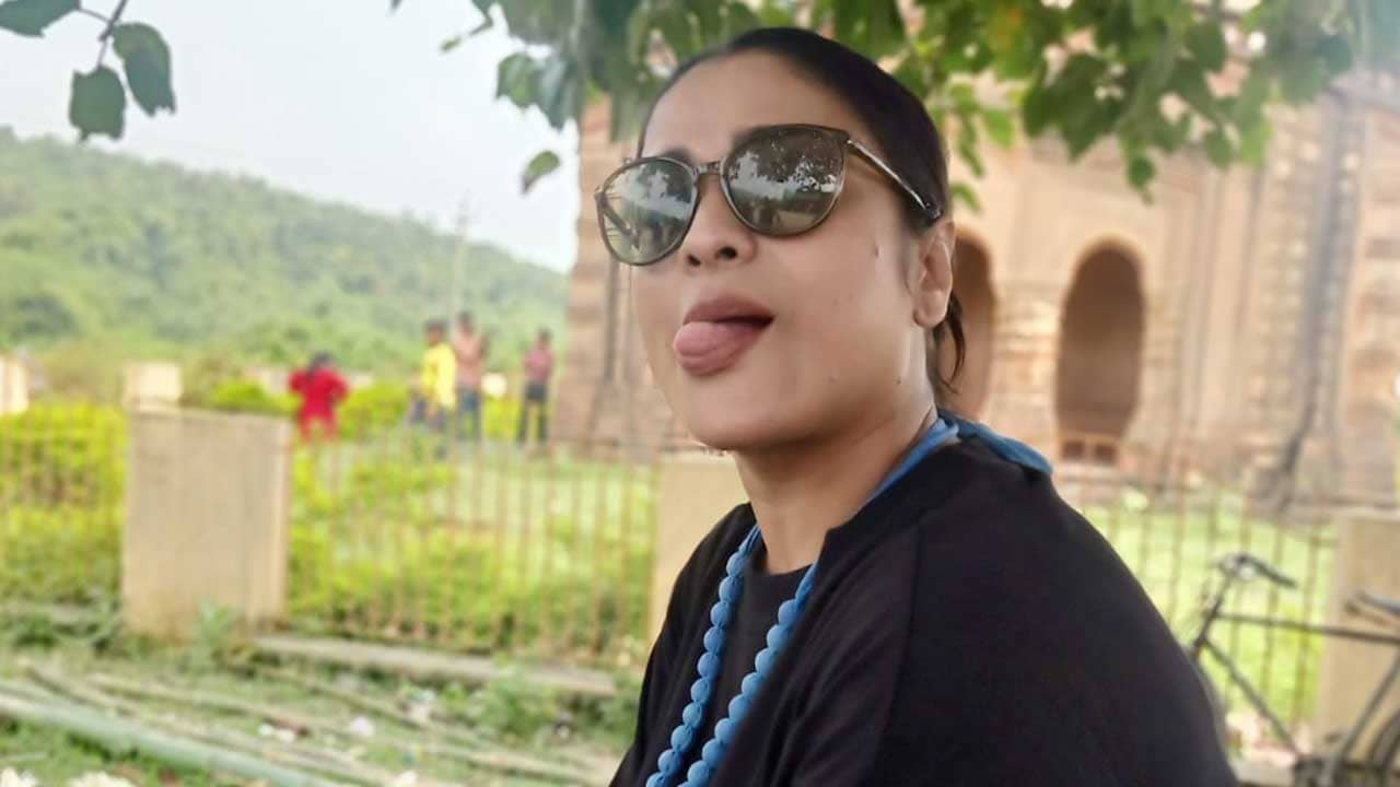 Anindita Raychaudhury: কলকাতা থেকে বেশ কিছুটা দূরে কাদের সঙ্গে পুজো কাটালেন অনিন্দিতা?