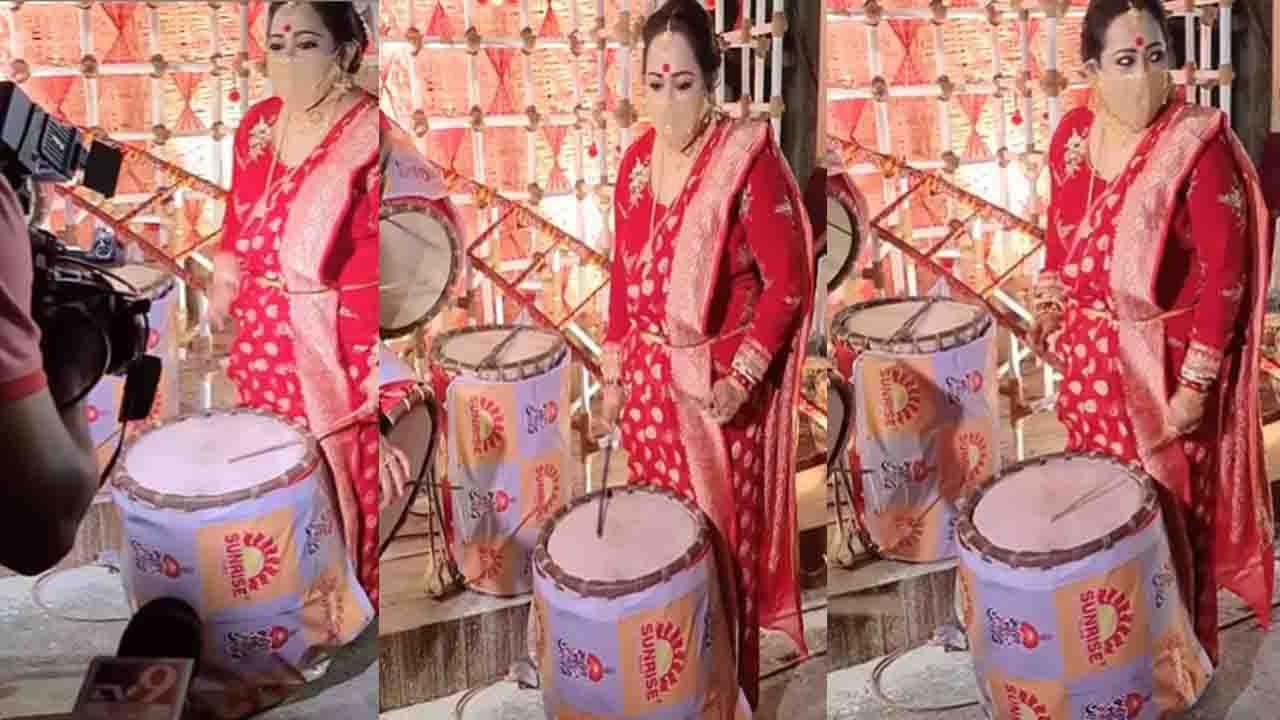 Durga Puja 2021: লাল শাড়ি, লাল ব্লাউজ়, হাতে ঢাকের কাঠি; ৬৬ পল্লীতে দেদার ঢাক বাজালেন অপরাজিতা