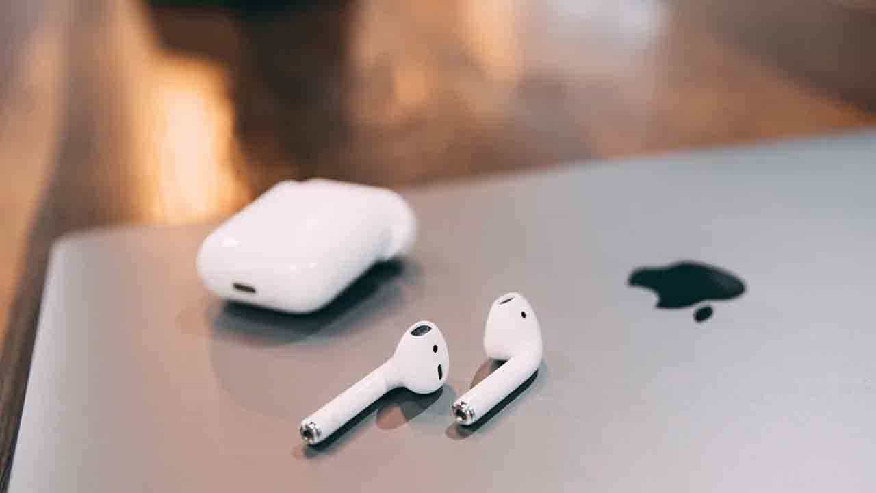 Apple Vs Samsung: অ্যাপেলের নতুন ম্যাকবুক প্রো এবং এয়ারপডস নিয়ে খোরাক করছে স্যামসাং! Apple Vs Samsung: অ্যাপেলের নতুন ম্যাকবুক প্রো এবং এয়ারপডস নিয়ে খোরাক করছে স্যামসাং!