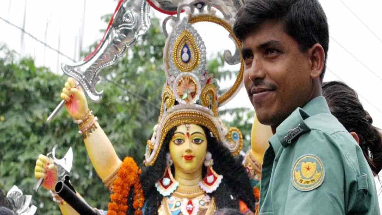 Bangladesh: দুর্গামণ্ডপে তাণ্ডবের পর বাংলাদেশের ২২ জেলায় নামানো হল আধা সেনা Bangladesh: দুর্গামণ্ডপে তাণ্ডবের পর বাংলাদেশের ২২ জেলায় নামানো হল আধা সেনা