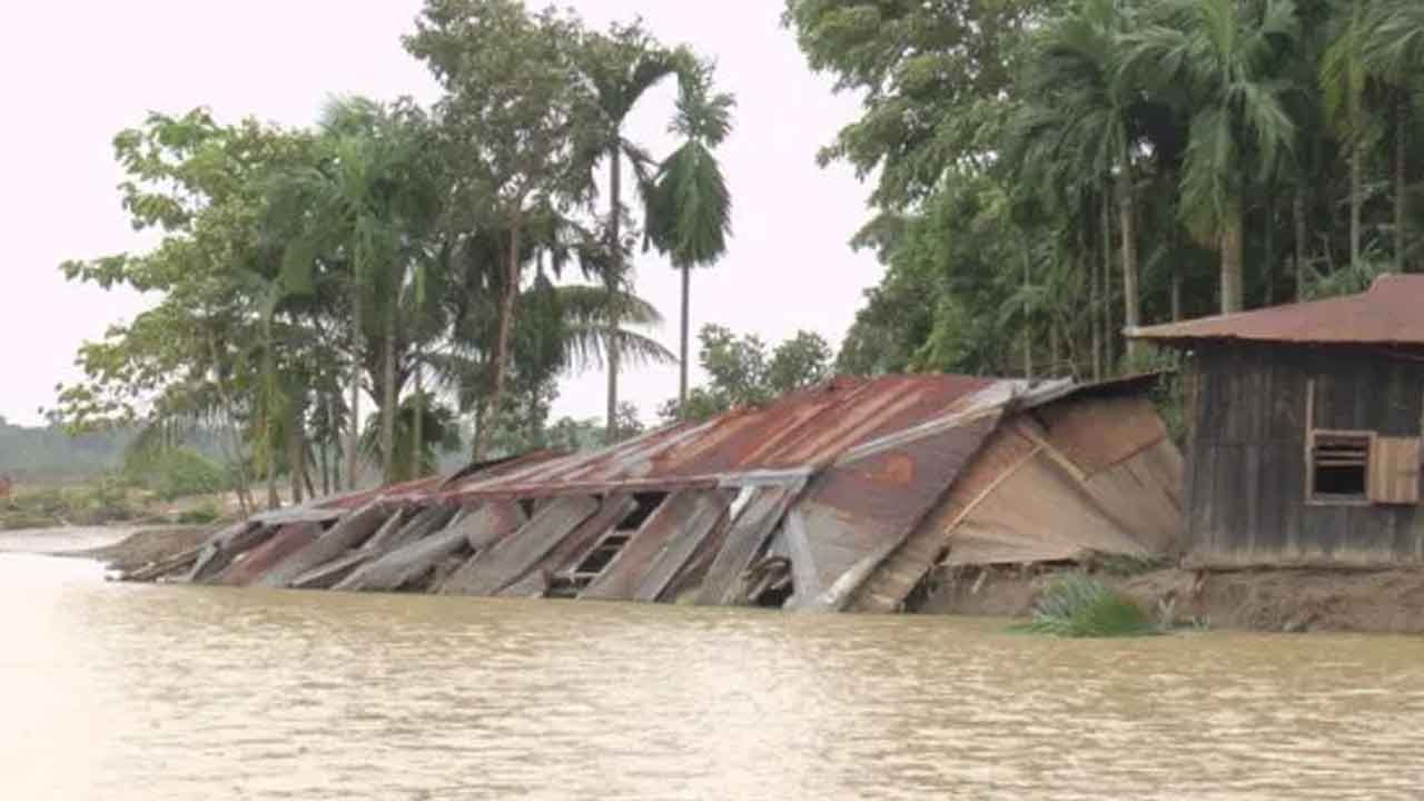  বাসন্তী গ্রাম পঞ্চায়েতের রাধা বল্লভপুর গ্রামের ১০-১২ টি বাড়ি নদী গর্ভে চলে যায়l শুক্রবার ভোরে আলো ফুটতেই নদী বাঁধে ভাঙ্গন শুরু হয়। তখন একের পর এক বাড়ি ভেঙে পড়তে থাকে।
