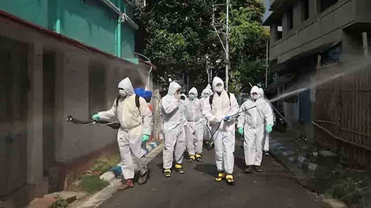 Covid Surge: লাফ দিয়ে দৈনিক সংক্রমণ পৌঁছতে পারে ৫ লক্ষে! প্রস্তুতি নিচ্ছে কেন্দ্র