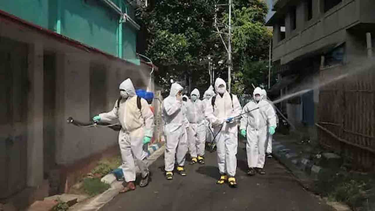 Covid Surge: লাফ দিয়ে দৈনিক সংক্রমণ পৌঁছতে পারে ৫ লক্ষে! প্রস্তুতি নিচ্ছে কেন্দ্র