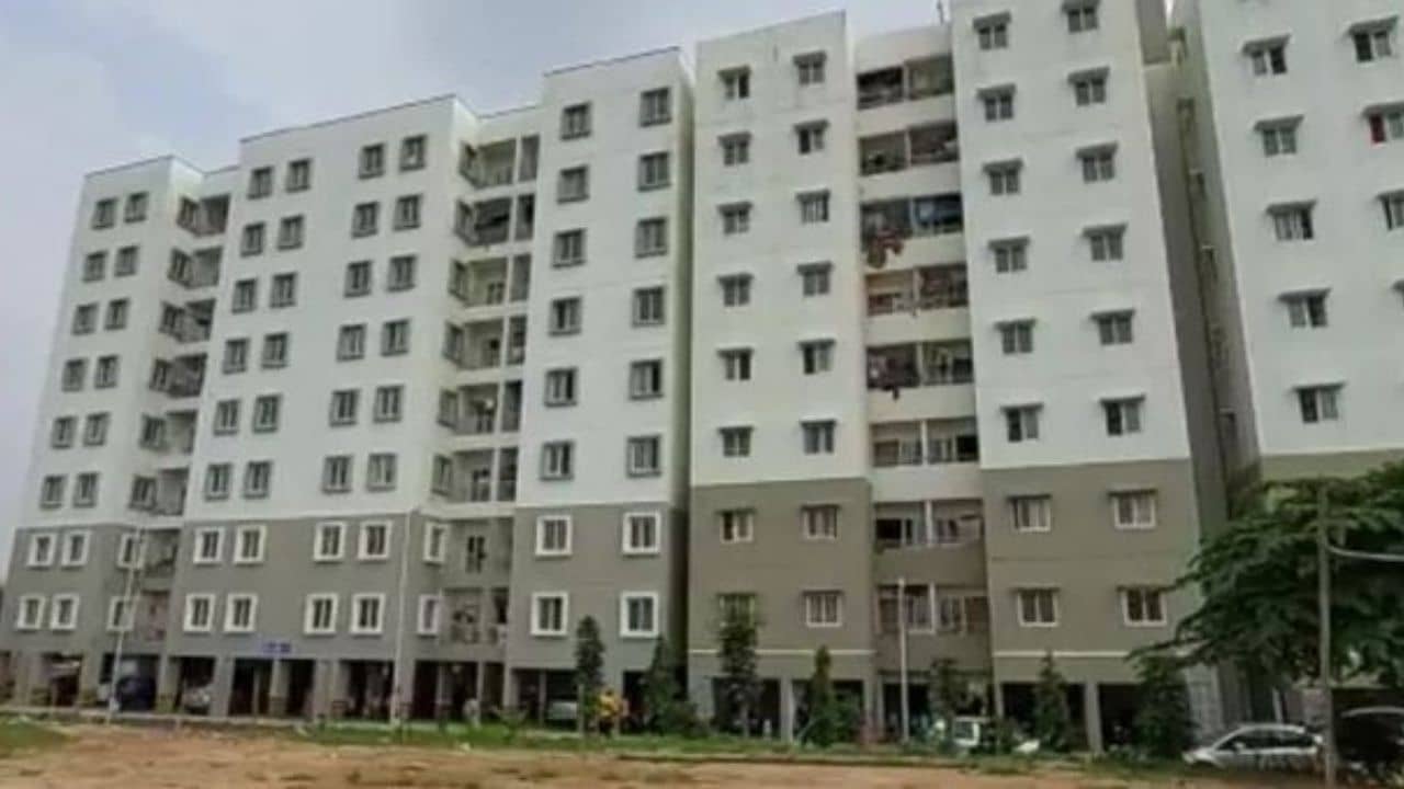 Bengaluru: চিড় ধরছে দেওয়ালে, রাতারাতি বেঁকে গেল ৩ বছরের পুরনো বিল্ডিং! ঘরছাড়া ৩২টি পুলিশ পরিবার