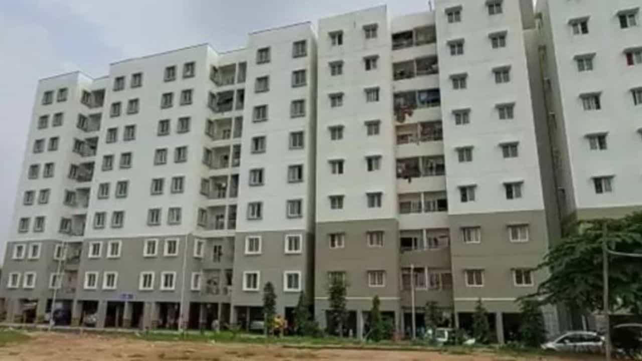 Bengaluru: চিড় ধরছে দেওয়ালে, রাতারাতি বেঁকে গেল ৩ বছরের পুরনো বিল্ডিং! ঘরছাড়া ৩২টি পুলিশ পরিবার Bengaluru: চিড় ধরছে দেওয়ালে, রাতারাতি বেঁকে গেল ৩ বছরের পুরনো বিল্ডিং! ঘরছাড়া ৩২টি পুলিশ পরিবার