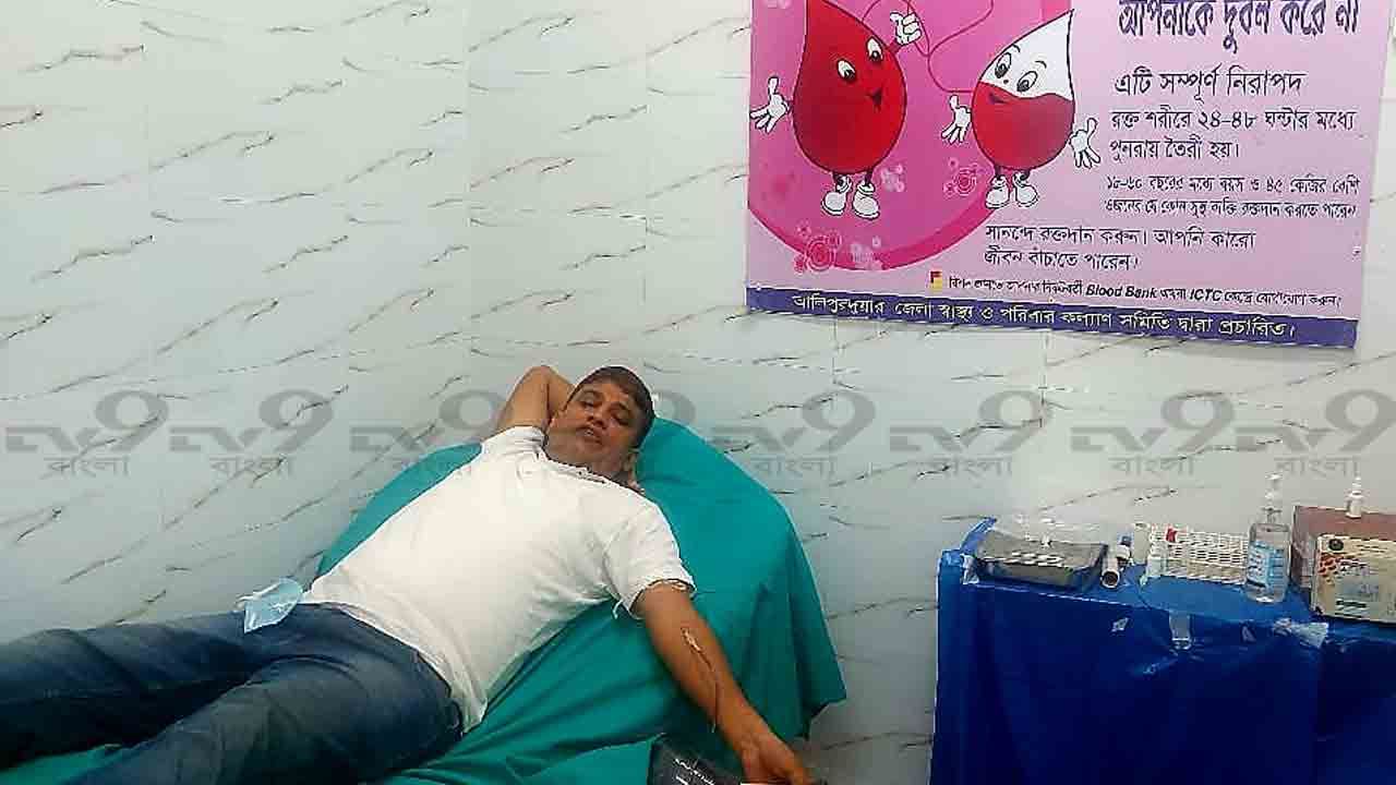 Blood Donation: কথায় কথায় হাসপাতাল সুপার বলেছিলেন 'রক্ত সঙ্কট'! পরদিনই রক্ত দিতে ছুটে এলেন জেলাশাসক
