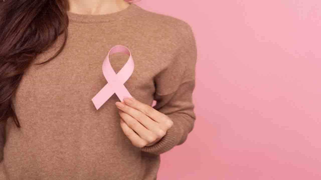 Breast Cancer: জীবনধারায় ছোট্ট পরিবর্তন গুলিই আপনাকে স্তন ক্যান্সারের হাত থেকে দূরে রাখতে পারে Breast Cancer: জীবনধারায় ছোট্ট পরিবর্তন গুলিই আপনাকে স্তন ক্যান্সারের হাত থেকে দূরে রাখতে পারে