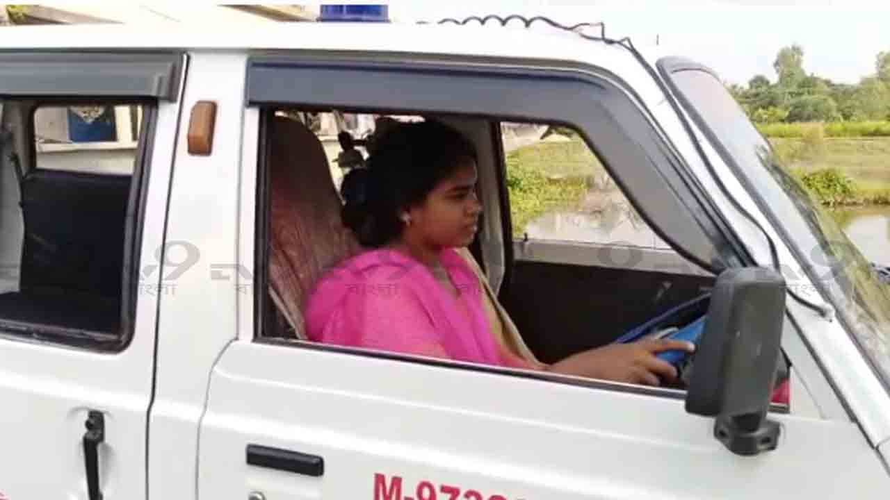 Patharpratima: কুর্নিশ! বাবার অসুখ, সংসার চালাতে অ্যাম্বুল্যান্সের স্টিয়ারিং হাতে তুলে নিল মেয়ে