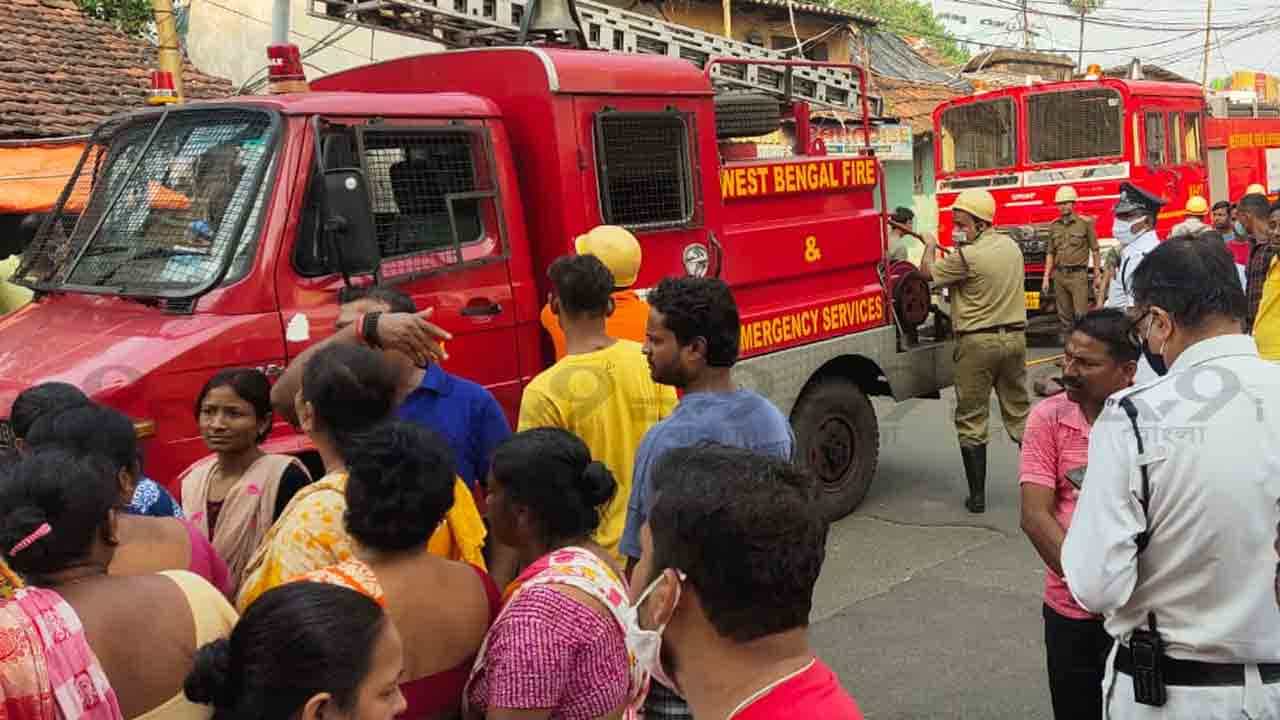 Fire at Chetla: ভয়াবহ আগুন চেতলার ঝুপড়িতে, অগ্নিদগ্ধ তিন শিশু Fire at Chetla: ভয়াবহ আগুন চেতলার ঝুপড়িতে, অগ্নিদগ্ধ তিন শিশু