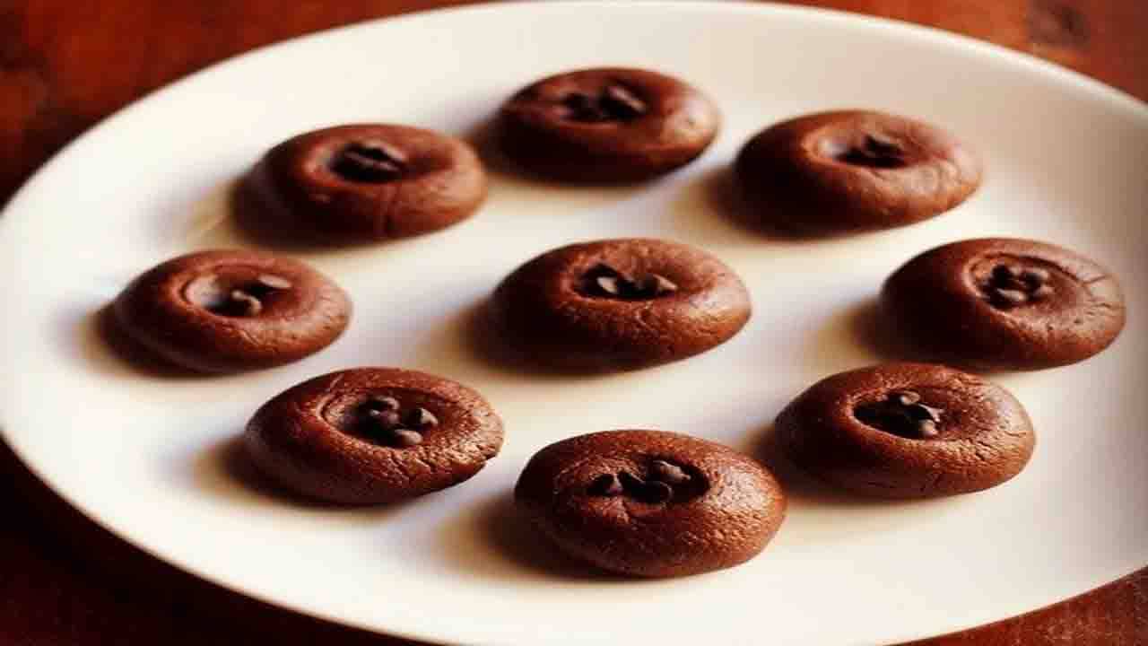 Durga Puja Special Recipe: বিজয়ার মিষ্টিমুখ করুন নারকেল স্বাদের চকোলেট সন্দেশ দিয়ে!