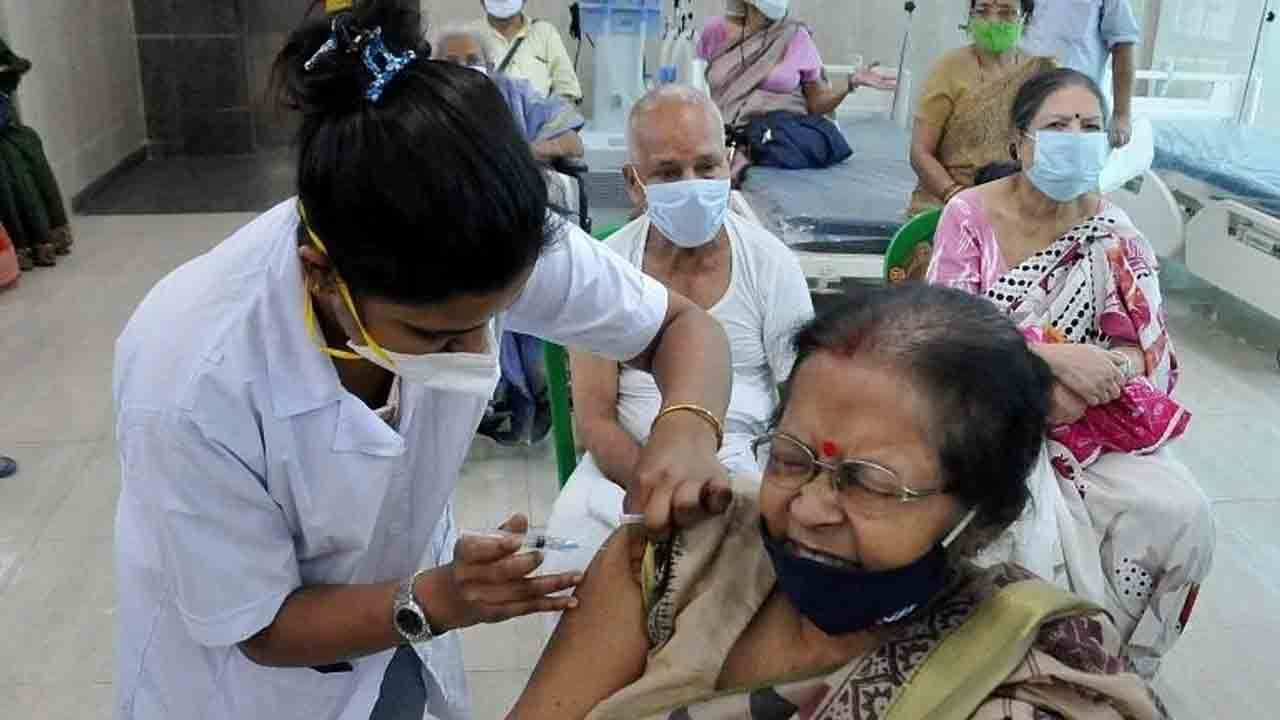 COVID Vaccine distribution: কেন্দ্রের থেকে টিকা প্রাপ্তিতে তৃতীয় বাংলা, অনেকটা পিছনে গুজরাট