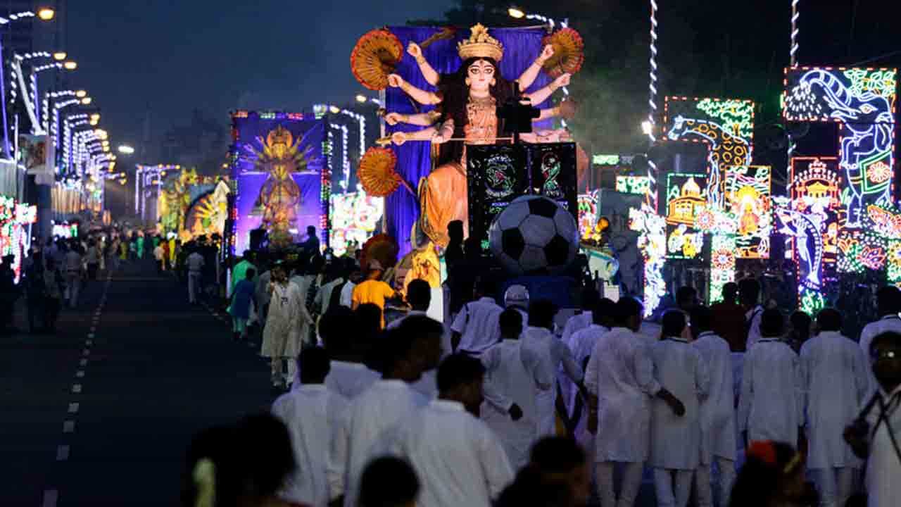 Durga Puja 2021: নবমী নিশি ফুরোলেই উমার কৈলাস-গমন, ঘাটে ঘাটে কড়া নজরদারিতেই দশমীর বিসর্জন Durga Puja 2021: নবমী নিশি ফুরোলেই উমার কৈলাস-গমন, ঘাটে ঘাটে কড়া নজরদারিতেই দশমীর বিসর্জন
