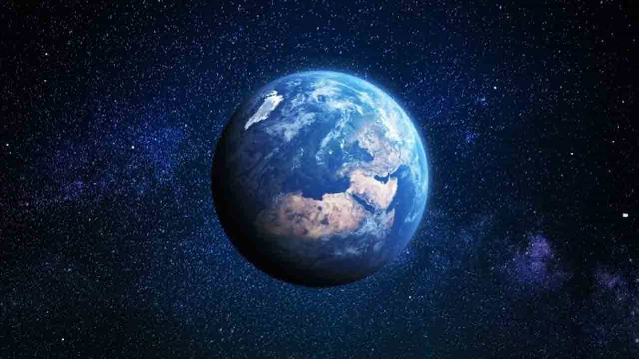 Earth's Brightness: ক্রমশ কমছে পৃথিবীর ঔজ্জ্বল্য! কারণ কী? Earth's Brightness: ক্রমশ কমছে পৃথিবীর ঔজ্জ্বল্য! কারণ কী?