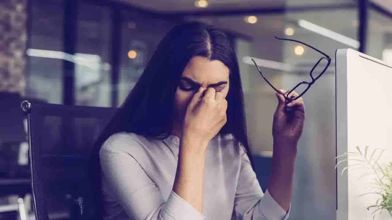 Eye Care: ডিজিটালের যুগে কীভাবে যত্ন নেবেন আপনার চোখের? রইল আয়ুর্বেদিক প্রতিকার