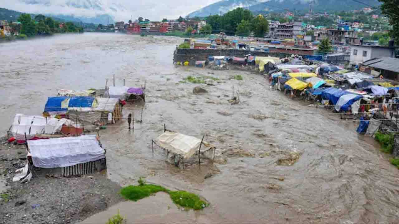 Flood Updates: কেরলে বৃষ্টির বলি ২৭, উত্তরাখণ্ডে ৫, একাধিক রাজ্যে ভারী বর্ষণের সতর্কতা