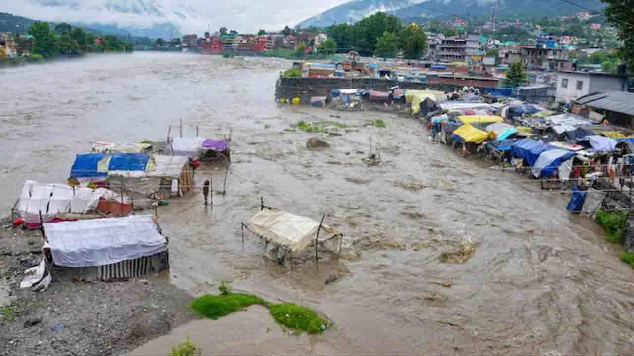 Flood Updates: কেরলে বৃষ্টির বলি ২৭, উত্তরাখণ্ডে ৫, একাধিক রাজ্যে ভারী বর্ষণের সতর্কতা Flood Updates: কেরলে বৃষ্টির বলি ২৭, উত্তরাখণ্ডে ৫, একাধিক রাজ্যে ভারী বর্ষণের সতর্কতা