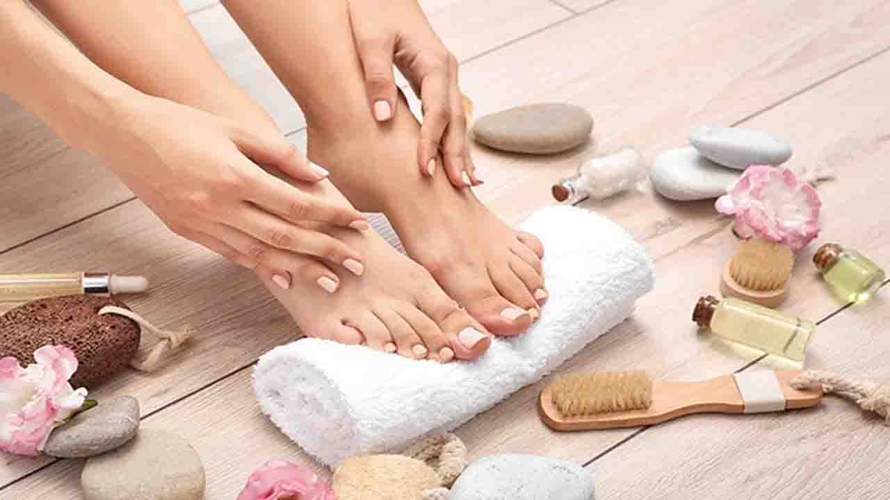 Foot Care: শীতের মরসুমে কীভাবে খেয়াল রাখবেন আপনার পায়ের? এর জন্য রইল কিছু টিপস