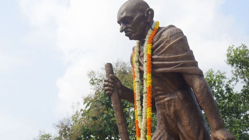 নয়া দিল্লি: আজ ২ অক্টোবর, গান্ধীজয়ন্তী। অহিংসার পথে চলার তিনি যে বার্তা দিয়েছিলেন, তা আজও সমগ্র বিশ্বের কাছে একইভাবে গ্রহণযোগ্য। জাতির জনক মহাত্মা গান্ধীর ১৫২ তম জন্মবার্ষিকীতে তাঁকে শ্রদ্ধা জানালেন দেশের রাষ্ট্রপতি থেকে শুরু করে প্রধানমন্ত্রী। 