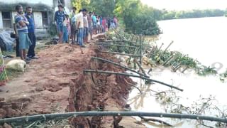 Ghatal Flood: চারপাশে জল, অন্ধকারে নৌকা নিয়ে প্রসূতির দরজায় পৌঁছল পুলিশ